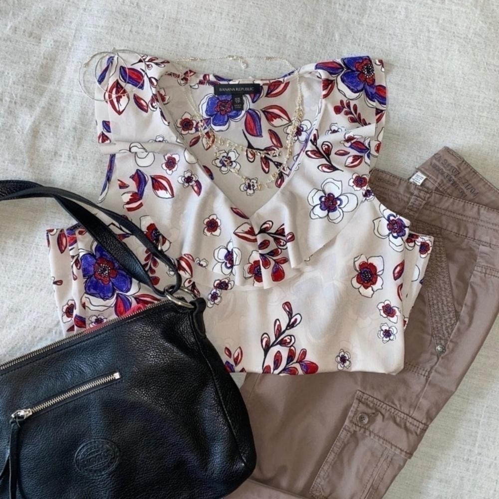 BANANA Republic Sleeveless floral ruffled blouse.